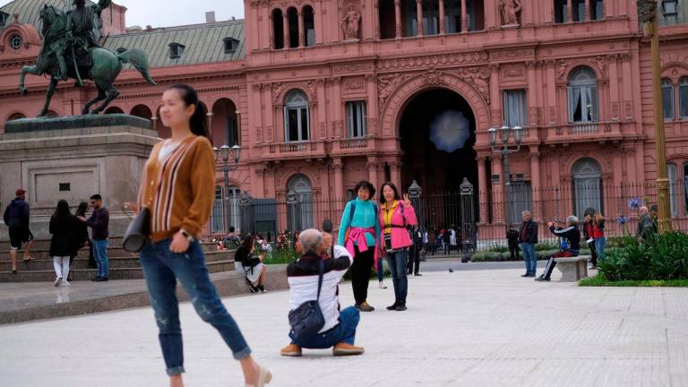 Tourist pose for pictures in front of the presidential palace Casa Rosada in Buenos Aires, Argentina - Reuterspix