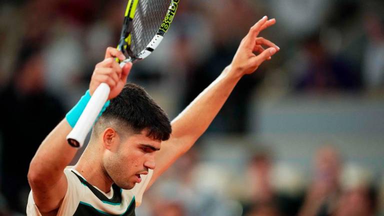 Spain’s Carlos Alcaraz celebrates after winning his men’s singles match against Bosnia and Herzegovina’s Damir Dzumhur on day 6 of the French Open tennis tournament on Court Philippe-Chatrier at the Roland-Garros Complex in Paris on May 30, 2025. AFPpix