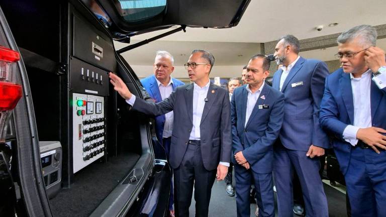 Menteri Komunikasi Datuk Fahmi Fadzil melihat kelengkapan yang disediakan di dalam kenderaan PRIMA ini pada Majlis Peluncuran Sistem Komunikasi Radio dan Internet Bersepadu Bergerak (PRIME) di Suruhanjaya Komunikasi dan Multimedia Malaysia (MCMC) hari ini BERNAMA