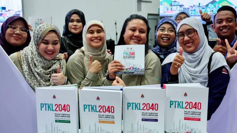 Urusetia majlis bergambar bersama buku Pelan Tempatan Kuala Lumpur 2040 (PTKL2040) yang dilancarkan Perdana Menteri Datuk Seri Anwar Ibrahim di Dewan Perdana Mestika, Institut Latihan DBKL hari ini. - fotoBERNAMA
