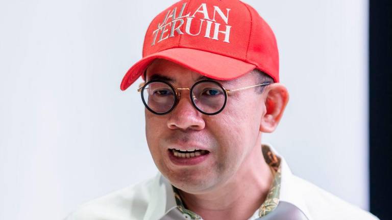 Menteri Sumber Manusia Steven Sim Chee Keong bercakap kepada pemberita ketika menghadiri Taklimat Khas Rang Undang-Undang (RUU) Pekerja Gig 2025 di Finas Hulu Kelang, hari ini -fotoBERNAMA