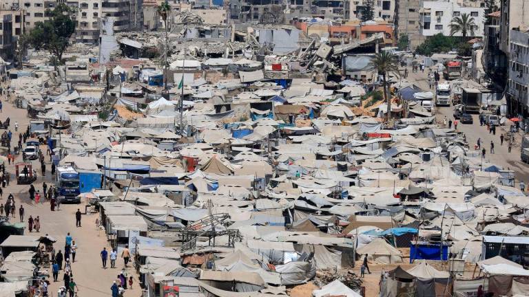 Warga Palestin yang dipindahkan akibat serangan Israel berlindung di kem khemah ketika tentera Israel bersiap untuk memindahkan penduduk ke selatan Gaza, di Bandar Gaza pada 17 Ogos 2025. REUTERS/Dawoud Abu Alkas