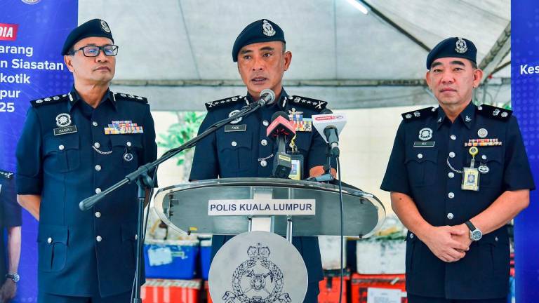 Ketua Polis Kuala Lumpur, Datuk Fadil Marsus (tengah). - fotoBERNAMA