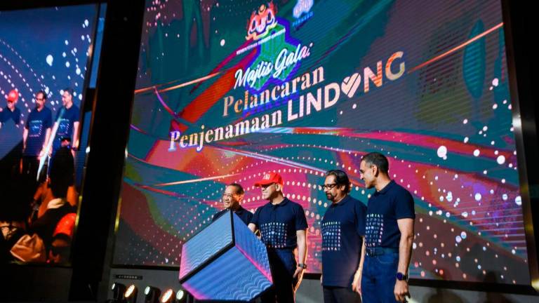 Human Resources Minister Steven Sim (second, left). Bernamapix