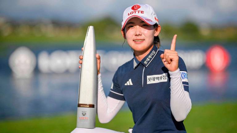 Youmin Hwang of South Korea poses with the winners trophy. - rlando Ramirez/Getty Images/AFP