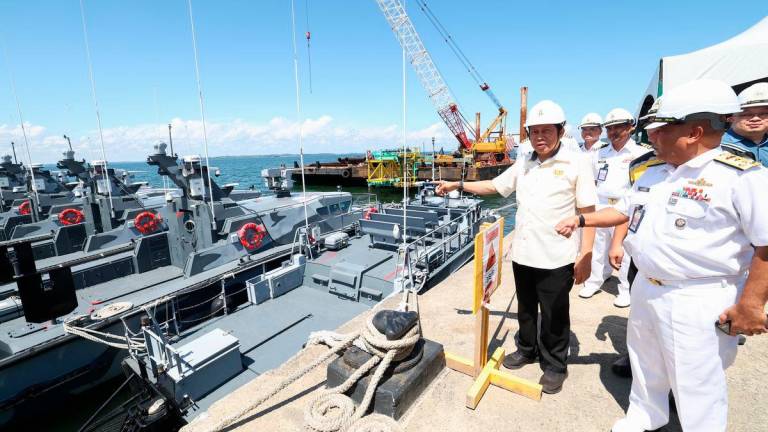 Timbalan Menteri Kerja Raya Datuk Seri Ahmad Maslan (kiri) mendengar penerangan mengenai projek pembinaan jeti Marwilla 2 daripada Timbalan Panglima Wilayah Laut 2 Laksamana Pertama Ivan Mario Andrew (kanan) sewaktu melawat projek pembinaan jeti itu hari ini - BERNAMA
