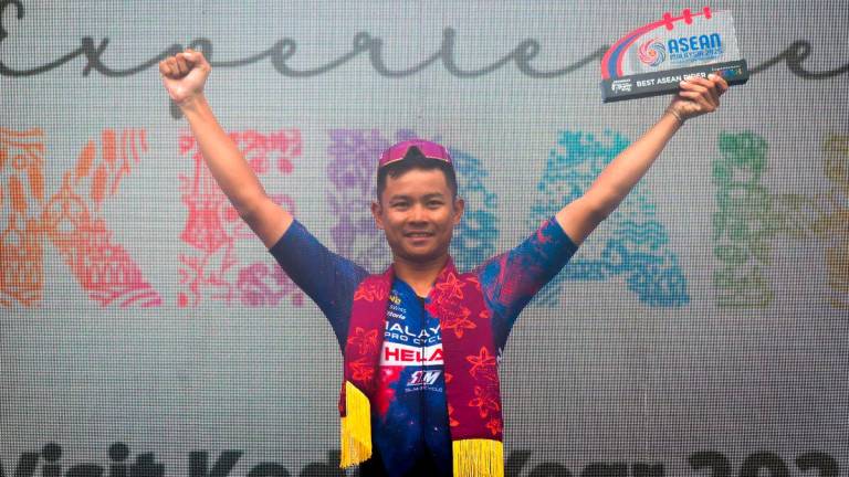 Pelumba Malaysia Pro Cycling (MPC) Mohamad Izzat Hilmi Abdul Halil merangkul Pelumba ASEAN Terbaik pada perlumbaan peringkat keenam Le Tour de Langkawi (LTDL) 2025 dari Shah Alam ke Port Dickson hari ini - fotoBERNAMA