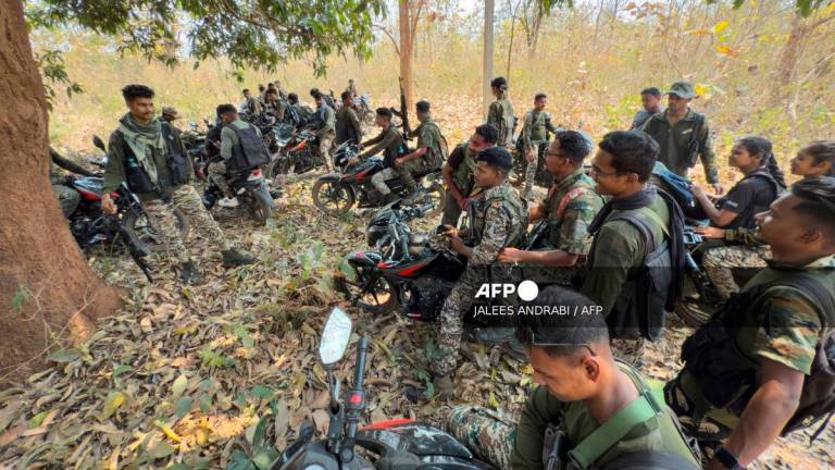 (FILES) This photograph taken on March 16, 2025, shows District Reserve Guard (DRG) personnel patrolling during a simulation exercise at their base in Dantewada, in Bastar division of India’s Chhattisgarh state. Indian security forces shot dead a top Maoist commander and nine other guerrillas in a gun battle, an official told AFP on September 12, 2025 as they ramp up efforts to crush the long-running conflict. (Photo by Jalees ANDRABI / AFP)