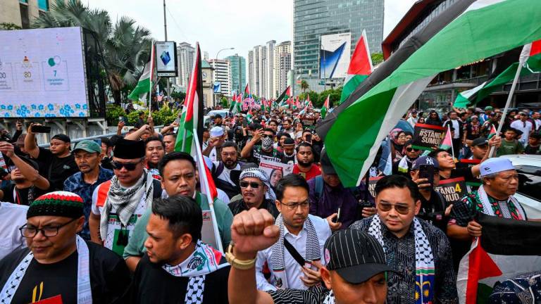 Orang ramai berarak menuju ke Kedutaan Amerika bagi menyatakan solidariti terhadap SUMUD Flotila-fotoBERNAMA