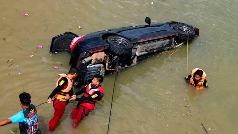Jabatan Bomba dan Penyelamat Malaysia (JBPM) giat membawa naik kenderaan yang tenggelam di dasar sungai dengan kedalaman empat meter di Sungai Tanjung Agas hari ini. Dua beradik lelaki dan perempuan ditemukan lemas manakala ibu dan bapanya terselamat selepas kereta yang berada dalam keadaan parkir tergelongsor jatuh ke dalam sungai itu-fotoBERNAMA
