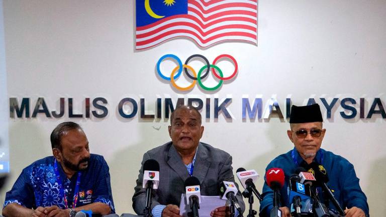 Presiden Kesatuan Olahraga Malaysia (KOM) yang baharu Datuk Karim Ibrahim (tengah) bersama mantan Presiden Kesatuan Olahraga Malaysia (KOM) Datuk Seri Dr Shahidan Kassim (kanan) selepas diumumkan sebagai presiden baharu ketika sidang media jawatan tertinggi penggal 2025-2029 di Mesyuarat Agung Tahunan Olahraga Malaysia di Wisma OCM hari ini.