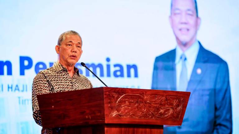 Timbalan Perdana Menteri Datuk Seri Fadillah Yusof berucap pada Perasmian Sistem Solar Fotovolta Parlimen Malaysia di Dewan Bankuet di Bangunan Parlimen semalam.