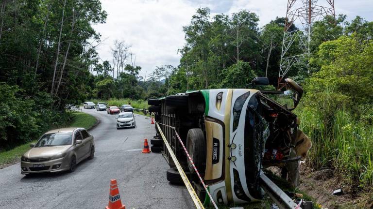Keadaan semasa di kawasan kejadian kemalangan maut melibatkan sekurang-kurangnya 15 pelajar Universiti Pendidikan Sultan Idris (UPSI) di Jalan Raya Timur-Barat (JRTB) Banun, Gerik, awal pagi tadi, pada tinjauan Bernama di sini hari ini-otoBERNAMA