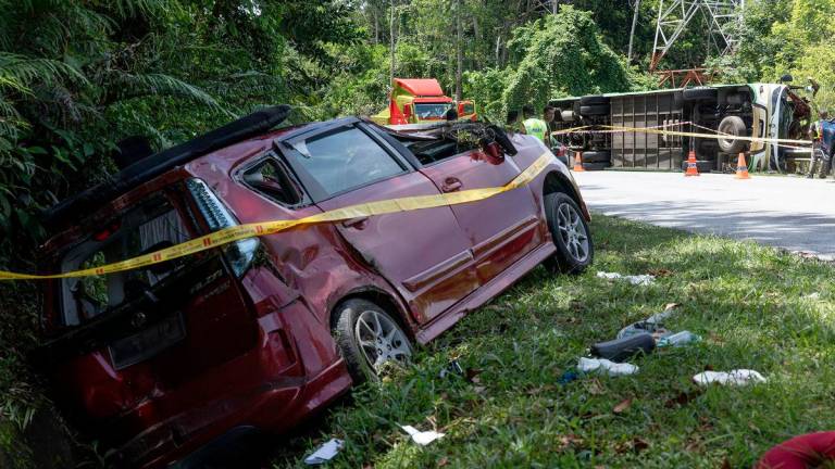 Keadaan semasa di kawasan kejadian kemalangan maut melibatkan sekurang-kurangnya 15 penuntut Universiti Pendidikan Sultan Idris (UPSI) di Jalan Raya Timur-Barat (JRTB) Banun, Gerik, awal pagi tadi, pada tinjauan Bernama di sini hari ini.