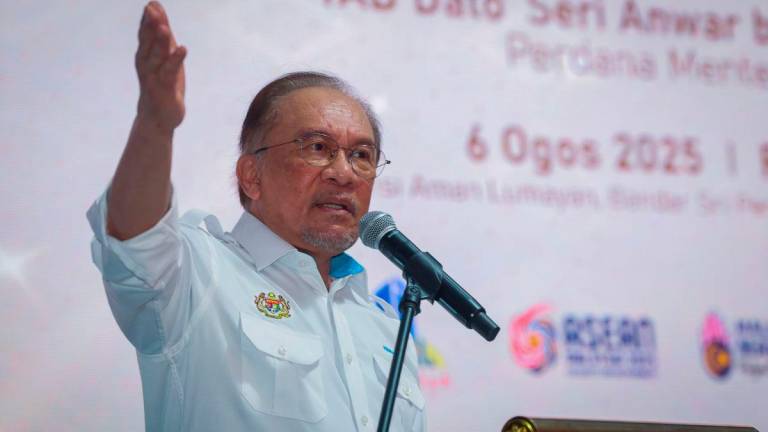 Perdana Menteri Datuk Seri Anwar Ibrahim berucap pada Majlis Pecah Tanah Residensi Aman MADANI di Bandar Sri Permaisuri di Kuala Lumpur, semalam - BERNAMA