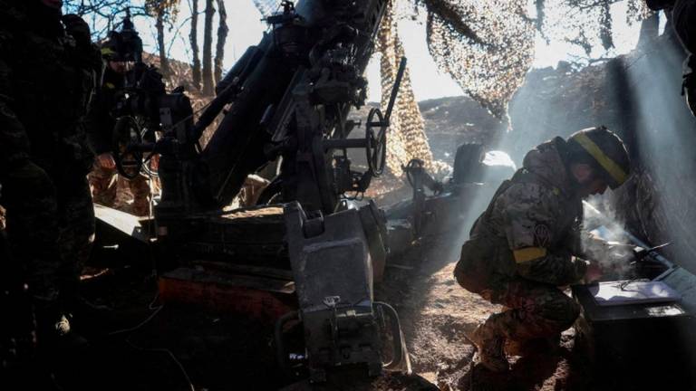 Servicemen of the 148th Separate Artillery Zhytomyr Brigade of the Armed Forces of Ukraine prepare to fire a M777 Howitzer towards Russian troops at a position in the front line, amid Russia's attack on Ukraine, in Donetsk region, Ukraine, February 8, 2025. - REUTERSPIX