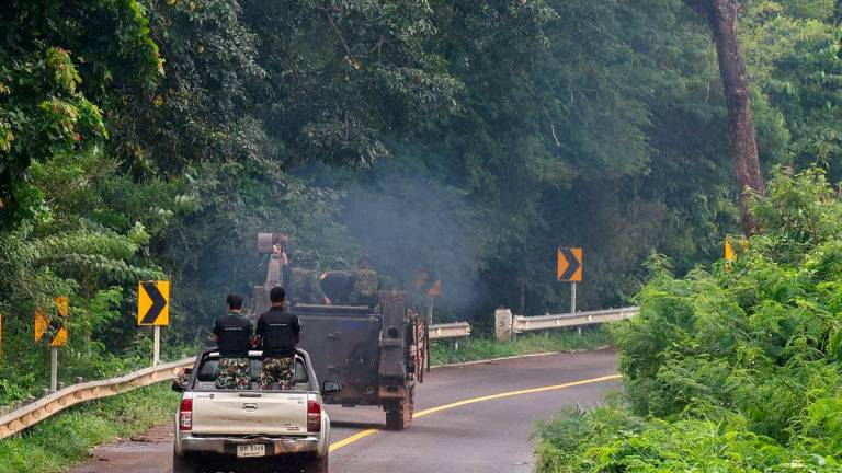 Gambar: Kenderaan tentera dilihat di wilayah Sisaket, Thailand, Julai 27 - REUTERS