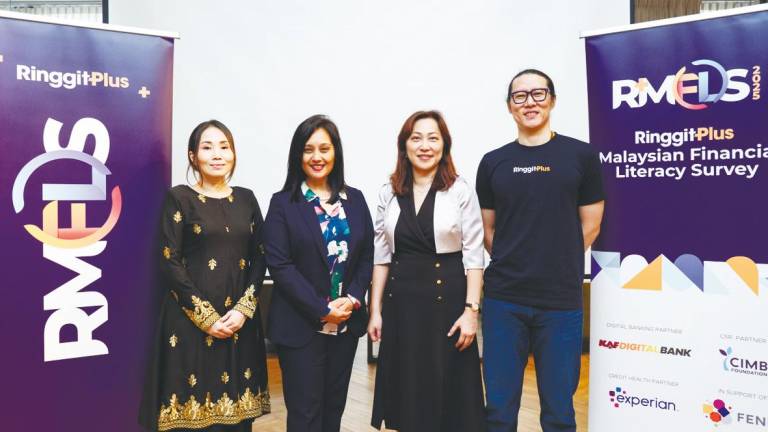 Rafiza (second from left) and Yuen (fourth from left) at the event.