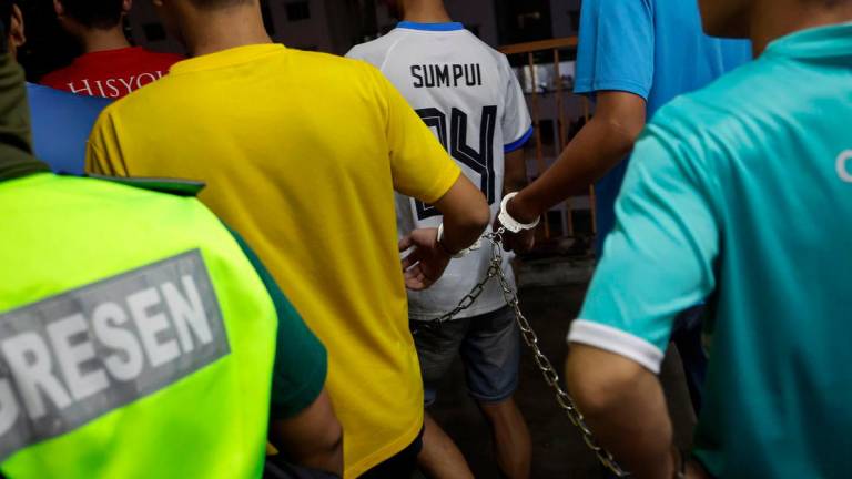 Pegawai penguatkuasa Jabatan Imigresen Malaysia melakukan penahanan terhadap pendatang tanpa izin dalam serbuan di sebuah bangunan rumah flat 19 tingkat di Danau Kota, Setapak malam tadi. Pengarah JIM Kuala Lumpur Wan Mohamed Saupee Wan Yusoff penahanan membabitkan 81 lelaki dan 43 wanita berusia 16 hingga 70 tahun iaitu 79 warga Myanmar, India (25), Indonesia (12), Pakistan (14) dan Bangladesh (5) - fotoBERNAMA