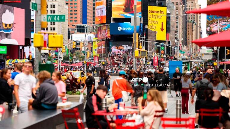 Pedestrians and vehicles move through Times Square in the Manhattan borough of New York City on August 18, 2025. - CHARLY TRIBALLEAU / AFP