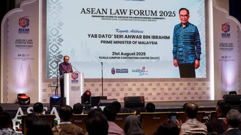 Perdana Menteri Datuk Seri Anwar Ibrahim menyampaikan ucapannya pada Forum Undang-Undang ASEAN 2025 yang bertemakan “Memperkasa Akses kepada Keadilan dalam Komuniti Ekonomi ASEAN: Menjambatani Kerjasama Perundangan untuk Pertumbuhan Inklusif dalam Era Digital” di Pusat Konvensyen Kuala Lumpur, hari ini - fotoBERNAMA