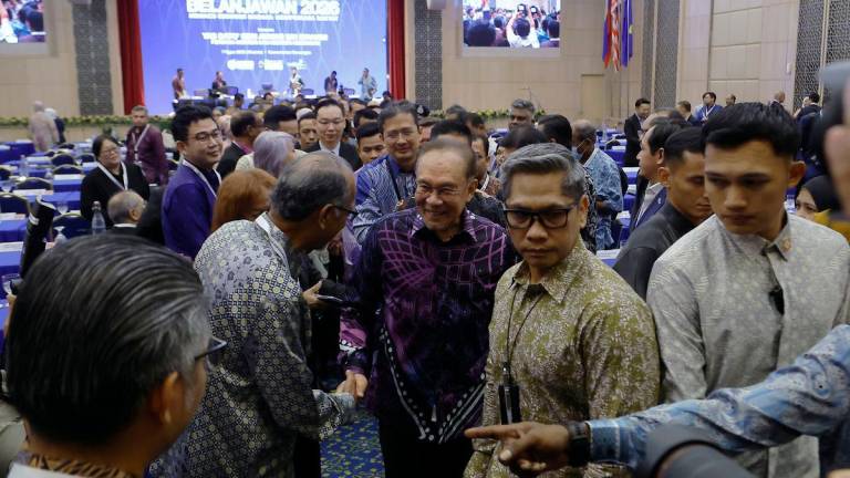 Perdana Menteri merangkap Menteri Kewangan Datuk Seri Anwar Ibrahim (tengah) bersalaman bersama para tetamu jemputan pada Majlis Libat Urus Belanjawan 2026 di Kementerian Kewangan hari ini -BERNAMA