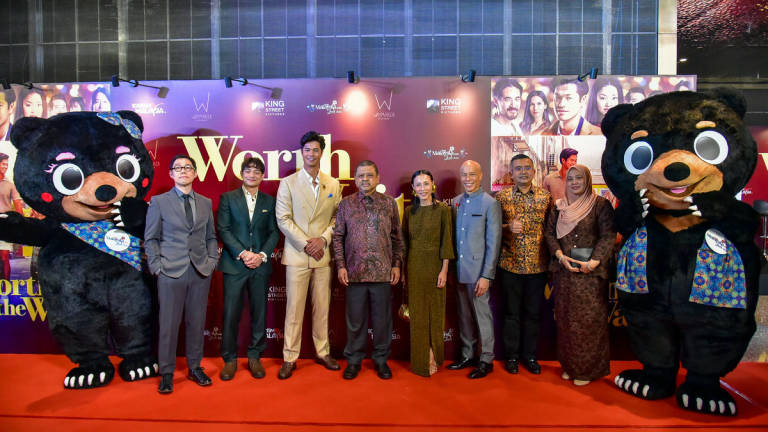 Tourism Malaysia Director-General, Datuk Manoharan Periasamy (center), with the cast of the film at the red carpet premiere of Worth The Wait at Dadi Cinema today. - BERNAMA