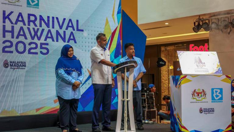 Timbalan Ketua Setiausaha (Infrastruktur Telekomunikasi) Kementerian Komunikasi Mano Verabathran (dua kanan) melakukan gimik Pelancaran Karnival HAWANA 2025 di ruang legar Sunway Putra Mall hari ini.