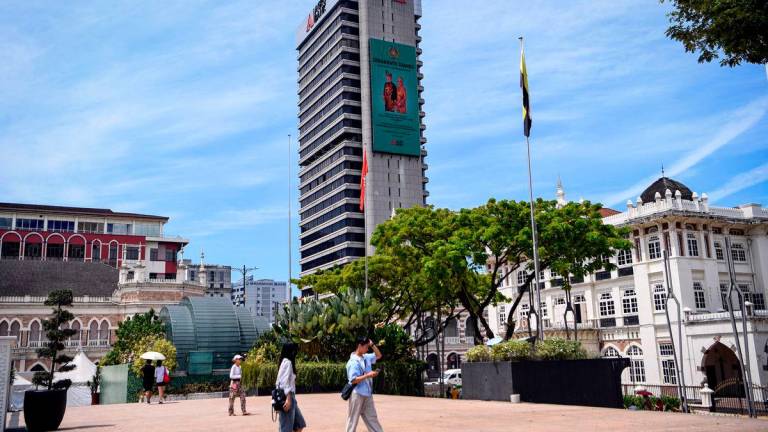 Skrin lampu diod pemancar cahaya (LED) di sekitar ibu kota pada tinjauan hari ini memaparkan ucapan merafak sembah setinggi-tinggi penghargaan sempena Sambutan Ulang Tahun Hari Keputeraan Rasmi Yang di-Pertuan Agong Sultan Ibrahim yang akan disambut hari ini. BERNAMApix