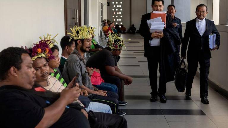 Penduduk Orang Asli dari Kampung Kelaik, Gua Musang hadir ke Mahkamah Tinggi Kota Bharu hari ini bagi mengikuti prosiding perbicaraan hari kedua kes tuntutan saman sivil oleh mereka terhadap 14 entiti termasuk Kerajaan Kelantan. - fotoBERNAMA