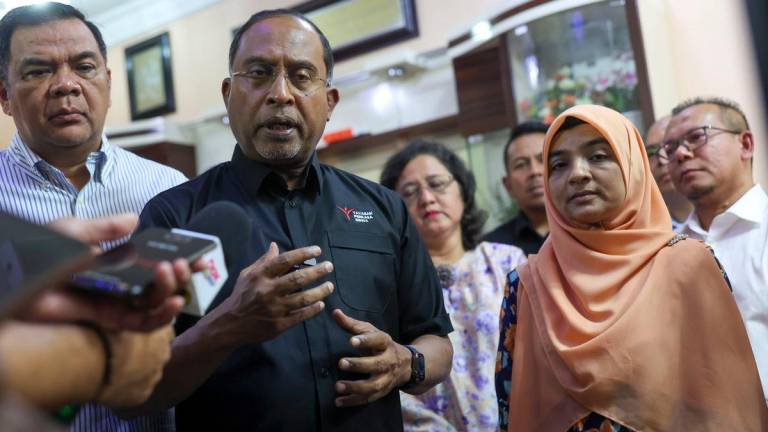Menteri Pendidikan Tinggi Datuk Seri Dr Zambry Abd Kadir (dua, kiri) bercakap kepada media selepas menziarahi waris kepada Syamsul Haris Shamsudin Ummu Haiman Bee Daulatgum (dua, kanan) yang telah meninggal dunia ketika menjalani latihan Palapes Universiti Teknologi Mara (UTM) di Taman Pelangi Semenyeh hari ini- BERNAMA