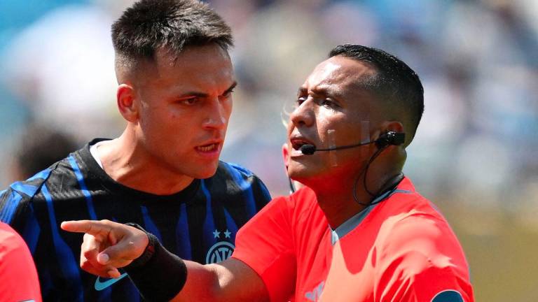 Inter Milan's Argentine forward #10 Lautaro Martinez argues with Salvadoran referee Ivan Barton during the FIFA Club World Cup 2025 round of 16 football match between Italy's Inter Milan and Brazil's Fluminense at the Bank of America Stadium in Charlotte on June 30, 2025. - AFPPIX