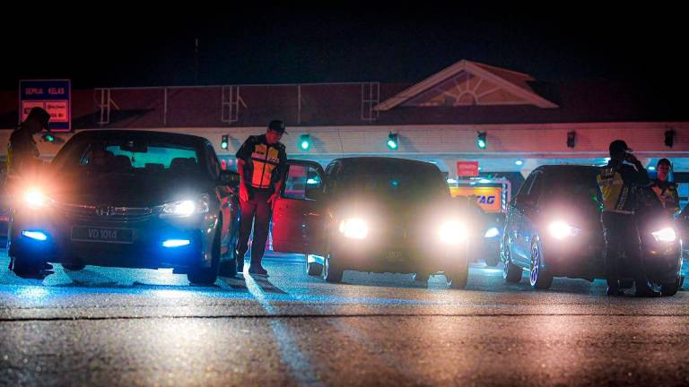 Anggota Jabatan Pengangkutan Jalan (JPJ) Negeri Selangor membuat pemeriksaan terhadap kenderaan yang ditahan ketika Ops Pengarah JPJ Selangor di Plaza Tol Kota Kemuning menghala ke Shah Alam, semalam - BERNAMA