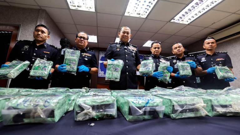 Ketua Polis Johor CP Datuk Ab Rahaman Arsad (tiga, kiri), bersama pegawai yang bertugas menunjukkan rampasan dadah yang dipamerkan pada sidang media di Ibu Pejabat Polis Kontinjen Johor hari ini- BERNAMA