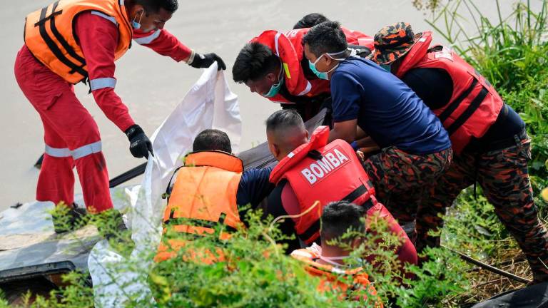 Mayat enam sekeluarga yang dipercayai hilang sejak Sabtu lepas, ditemukan di dalam sebuah kereta di dalam Sungai Korok, dekat Jitra hari ini - BERNAMA