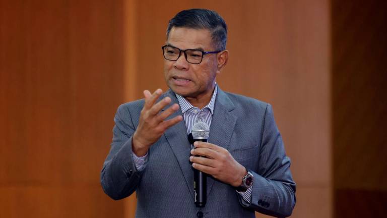 Menteri Dalam Negeri Datuk Seri Saifuddin Nasution Ismail menyampaikan ucapan pada Majlis Perhimpunan Bulanan Kementerian Dalam Negeri (KDN) di Kompleks Setia Perkasa hari ini. - fotoBERNAMA