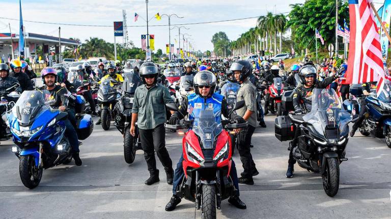 Timbalan Perdana Menteri Datuk Seri Dr Ahmad Zahid Hamidi (tengah) mengetuai konvoi motosikal sempena Kembara Merdeka Akar Umbi 2.0 di Dataran Majlis Perbandaran Jempol, hari ini-fotoBERNAMA