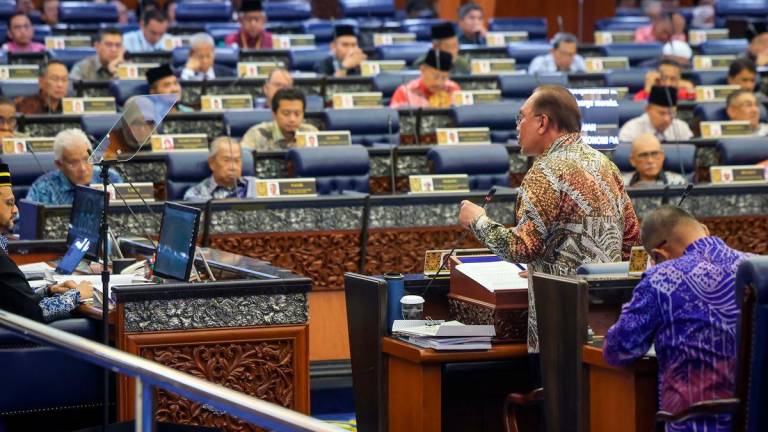 Perdana Menteri, Datuk Seri Anwar Ibrahim membentangkan Rancangan Malaysia Ke-13 (RMK13) di Dewan Rakyat hari ini - BERNAMA