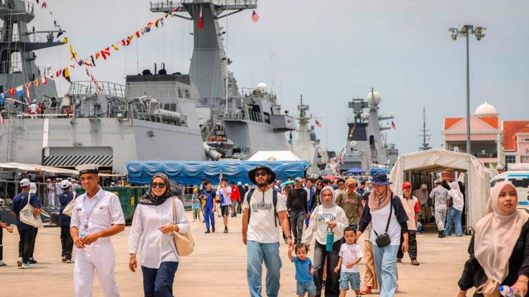 Orang ramai tidak melepaskan peluang menaiki kapal-kapal tentera laut ASEAN pada ASEAN Navies City Parade sempena Hari Buletin 4.0 di Swettenham Pier Cruise Terminal (SPCT) hari ini - BERNAMA