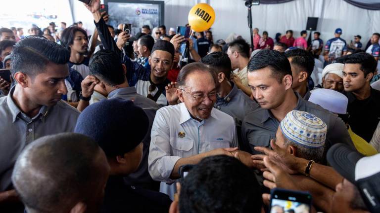 Perdana Menteri Datuk Seri Anwar Ibrahim bersalaman dengan pengunjung yang hadir pada Program MADANI Rakyat (PMR) 2025 Kelantan di perkarangan Stadium Sultan Muhammad IV, hari ini- BERNAMA