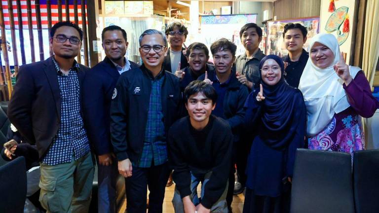 Menteri Komunikasi Datuk Fahmi Fadzil bergambar bersama pelajar dari pelbagai Universiti di sekitar Tokyo pada Majlis Makan Malam Bersama Diaspora Malaysia selepas menghadiri Asia-Pacific Telecommunity Ministerial Meeting (APT-MM) 2025 di sini hari ini.