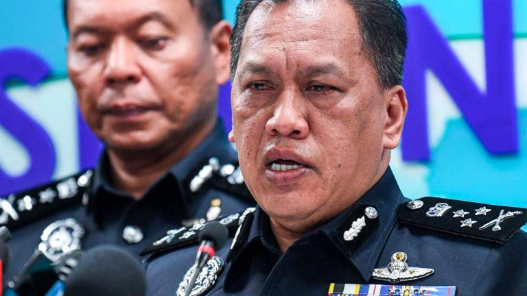 Pengarah Jabatan Siasatan Jenayah Komersial (JSJK) Bukit Aman Datuk Rusdi Mohd Isa bercakap pada sidang media di Menara KPJ, hari ini. - fotoBERNAMA