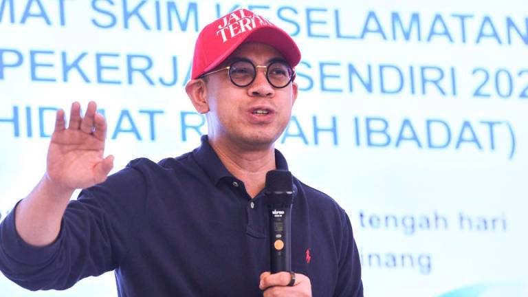 Menteri Sumber Manusia Steven Sim Chee Keong berucap pada majlis Taklimat Skim Keselamatan Sosial Pekerjaan Sendiri 2025 (Perkhidmat Rumah Ibadat) di Pusat Harmony, hari ini. - fotoBERNAMA
