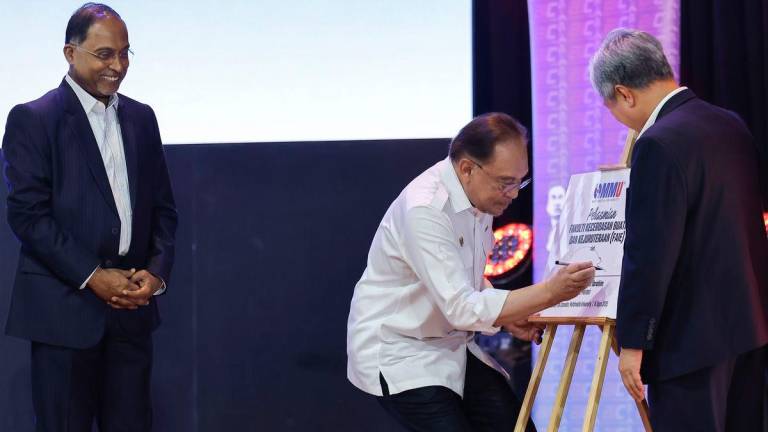 Perdana Menteri Datuk Seri Anwar Ibrahim menandatangani plak perasmian Fakulti Kecerdasan Buatan dan Kejuruteraan pada Program Temu Anwar@Universiti Multimedia (MMU) serta pelancaran Fakulti Kecerdasan Buatan dan Kejuruteraan MMU hari ini. Turut hadir, Menteri Pendidikan Tinggi Datuk Seri Dr Zambry Abdul Kadir (kiri) -fotoBERNAMA