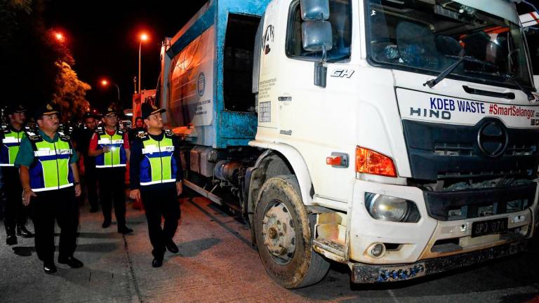 The Director-General of the Road Transport Department (JPJ) Malaysia, Datuk Aedy Fadly Ramli (right), inspects a lorry that was stopped during a JPJ Special Operation held on Jalan Klang - Banting, Telok Panglima Garang, Kuala Langat. - fotoBERNAMA