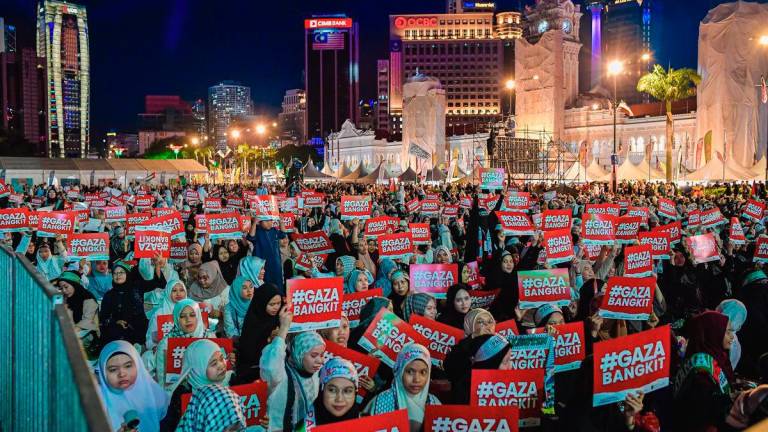 Sumud Nusantara participants gathered at Dataran Merdeka in conjunction with the Sumud Nusantara 2025 Carnival last night. – BERNAMA