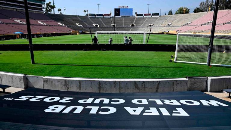 Workers install a goal at the Rose Bowl Stadium ahead of the Club World Cup 2025 match between Paris Saint-Germain (PSG) and Atletico Madrid in Pasadena, California, on June 12, 2025. AFPpix