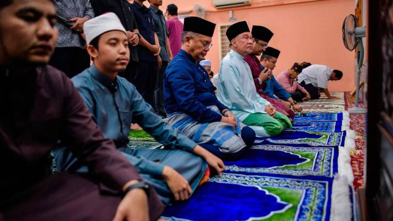 Minister in the Prime Minister’s Department (Religious Affairs) Datuk Dr Mohd Na’im Mokhtar (third from right). Bernamapix