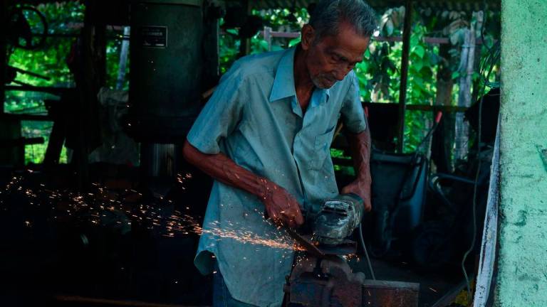 Pembuat pisau Fauzi Yusoff, 69, melakukan proses merapikan bilah pisau yang sudah ditempa ketika ditemui Bernama di bengkel pertukangannya di Kampung Hutan Pasir, Ketereh baru-baru ini. FotoBernama