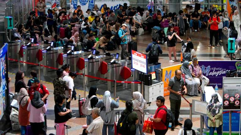 Orang ramai menunggu di ruang legar KL Sentral berikutan gangguan perkhidmatan KTM yang menyebabkan kelewatan jadual perjalanan- BERNAMA
